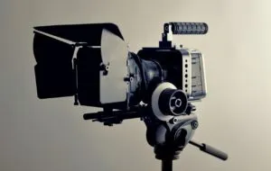Czarna kamera profesjonalna w studio zamontowana na statywie